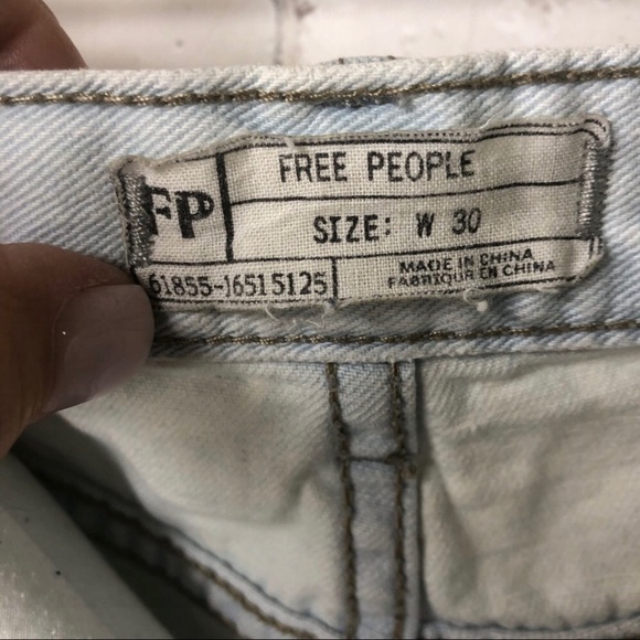 Free People Women’s Distressed Cut Off Jean Shorts Size 28 Light Wash Destructed - Picture 6 of 9